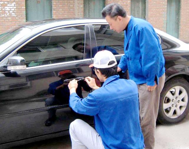 带岭区汽车钥匙丢在车里面怎么办?